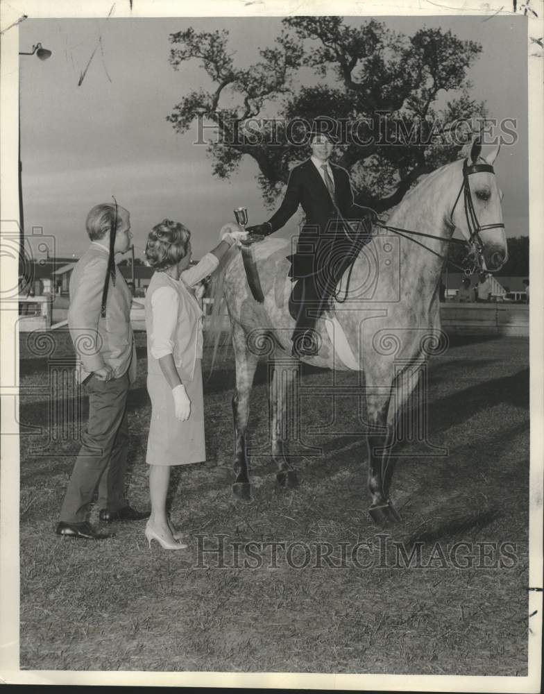 1968 Press Photo St. Martin&#39;s Horse Show rider, Carol Auerbach, receives award - Historic Images