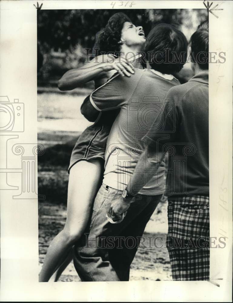 1977 Press Photo Alicia Sabi congratulated after winning race at Audubon Park - Historic Images