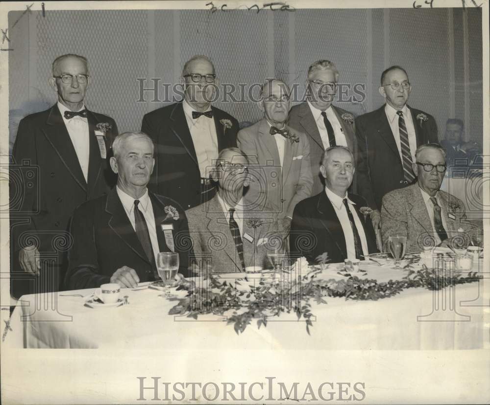 1956 Press Photo  Warren Rush with other Texas &amp; Pacific 50 year honorees. - Historic Images