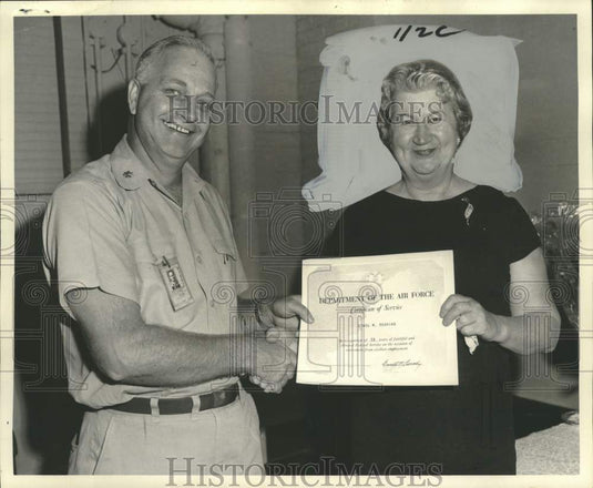 1964 Press Photo Ethel Rushing honored by U.S. Air Force Logistic Control Group - Historic Images