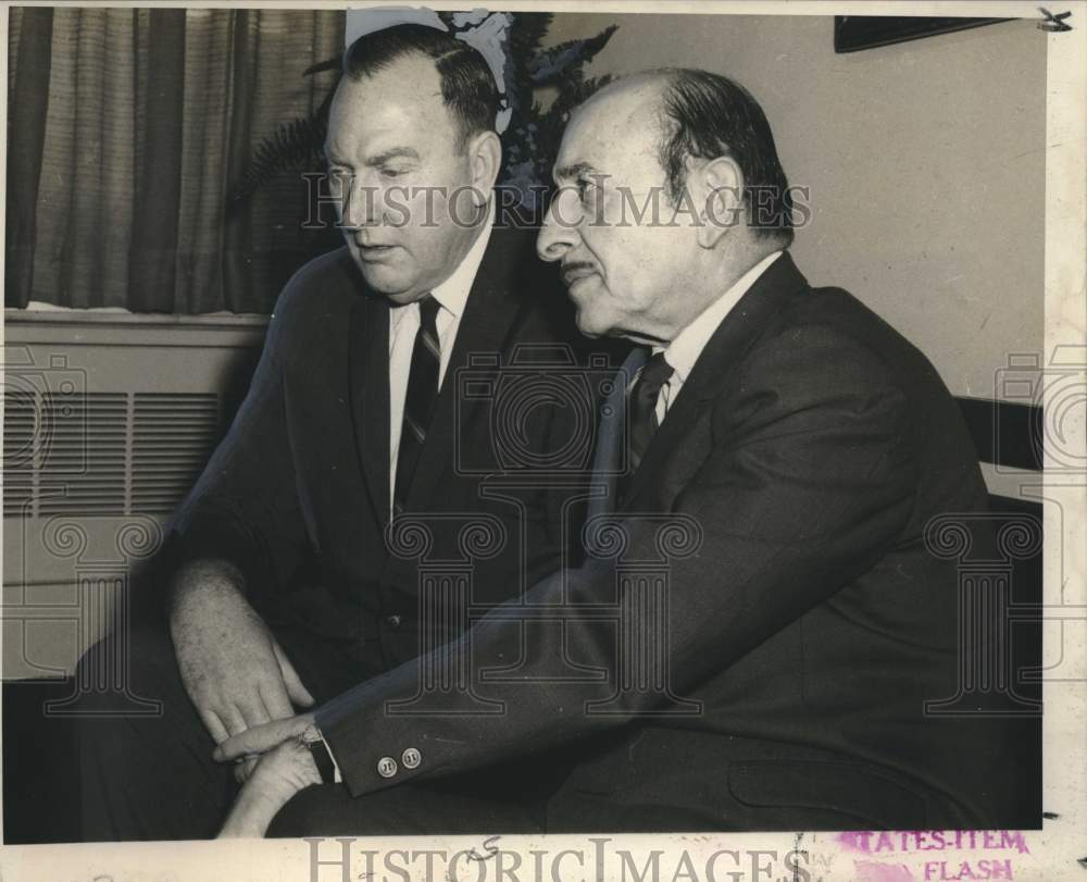 1969 Press Photo Charles D. Winters, Teamster president and Mayor Victor Schiro - Historic Images