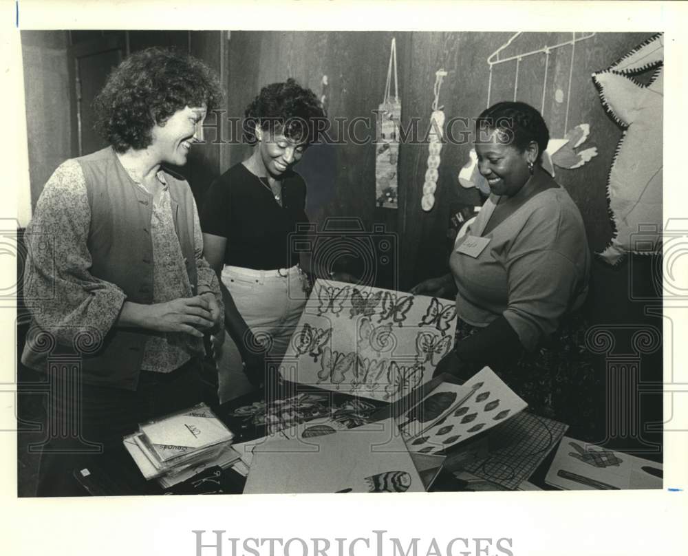 1983 Press Photo Linda Thompson displays handiwork to Mary Baldwin, Nancy Thomas- Historic Images