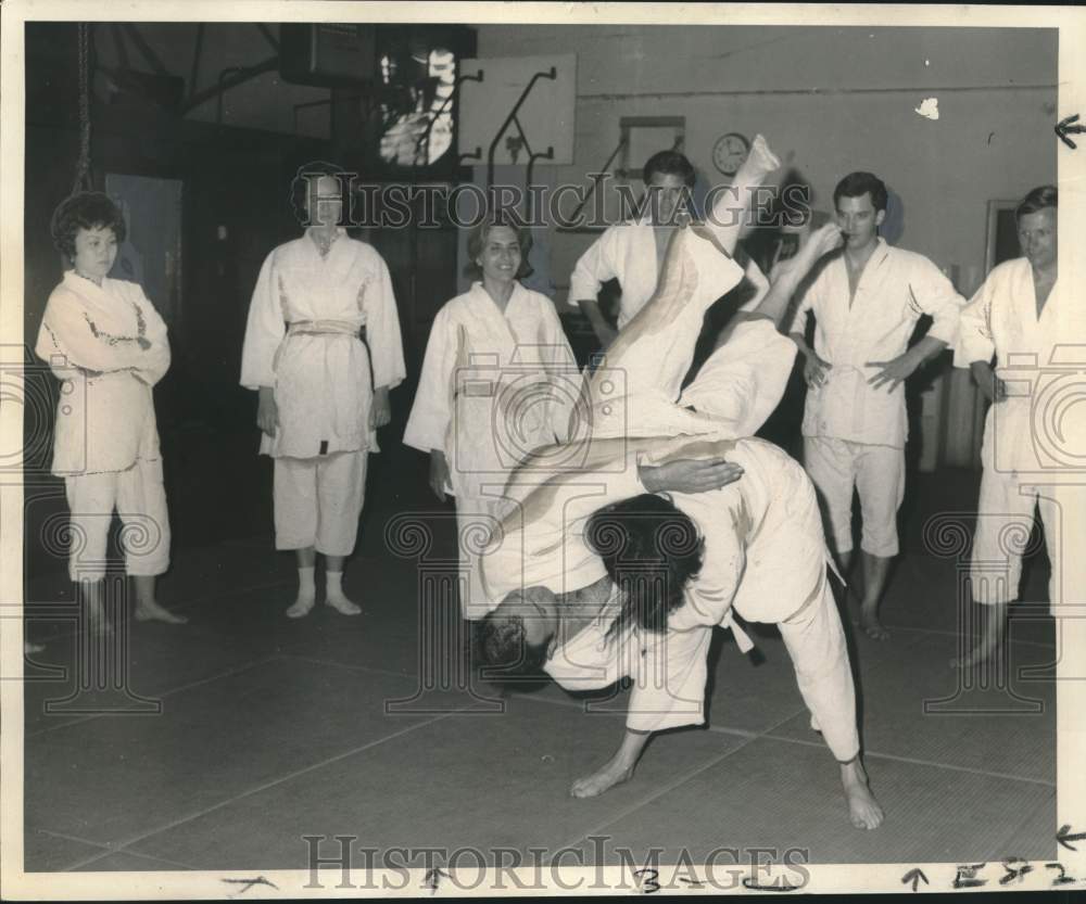 1969 Press Photo Mary Breuer slams judo instructor Donald Duke in New Orleans - Historic Images