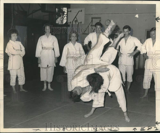 1969 Press Photo Mary Breuer slams judo instructor Donald Duke in New Orleans - Historic Images