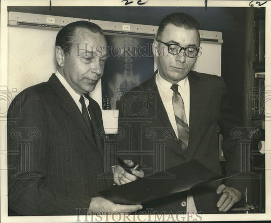 1970 Press Photo Dr. Jorgen U. Schlegel and Dr. John J. Murphy at Medical Center - Historic Images