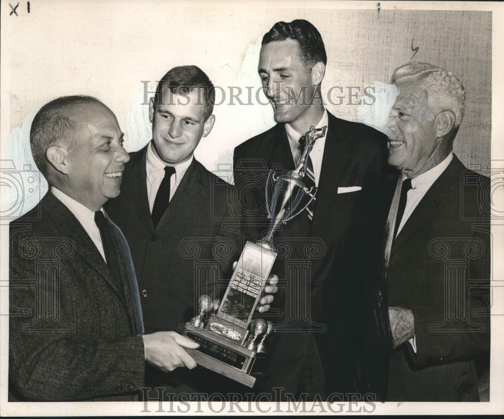 1964 Press Photo A.L. Schlesinger presents golf tourney honors. - noo57298 - Historic Images