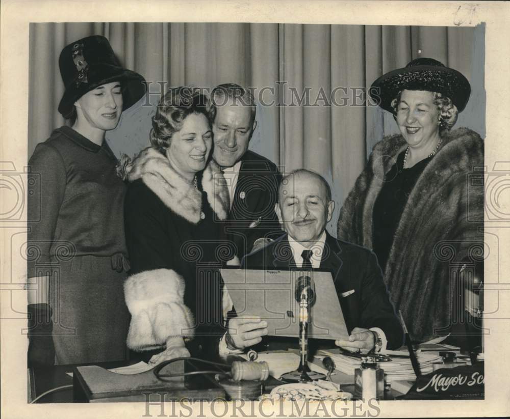 1965 Press Photo Mayor Victor H. Schiro, Women admire Award given to New Orleans - Historic Images