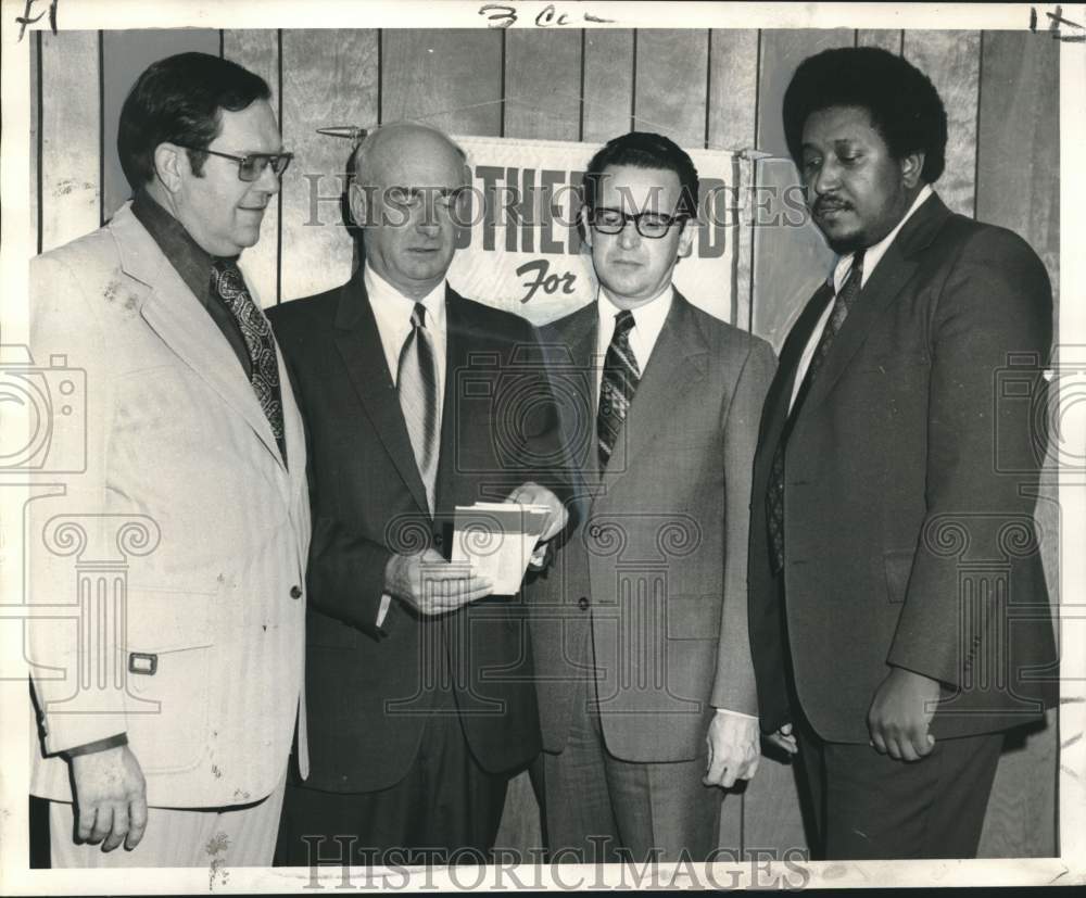 1973 Press Photo Dr. Clarence Scheps, Men discuss plans for Brotherhood Week - Historic Images