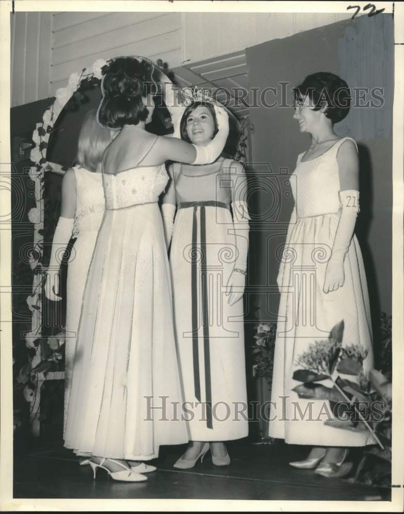 1966 Press Photo St. Tammany Parish Fair queen Jenifer McWilliams crowned - Historic Images