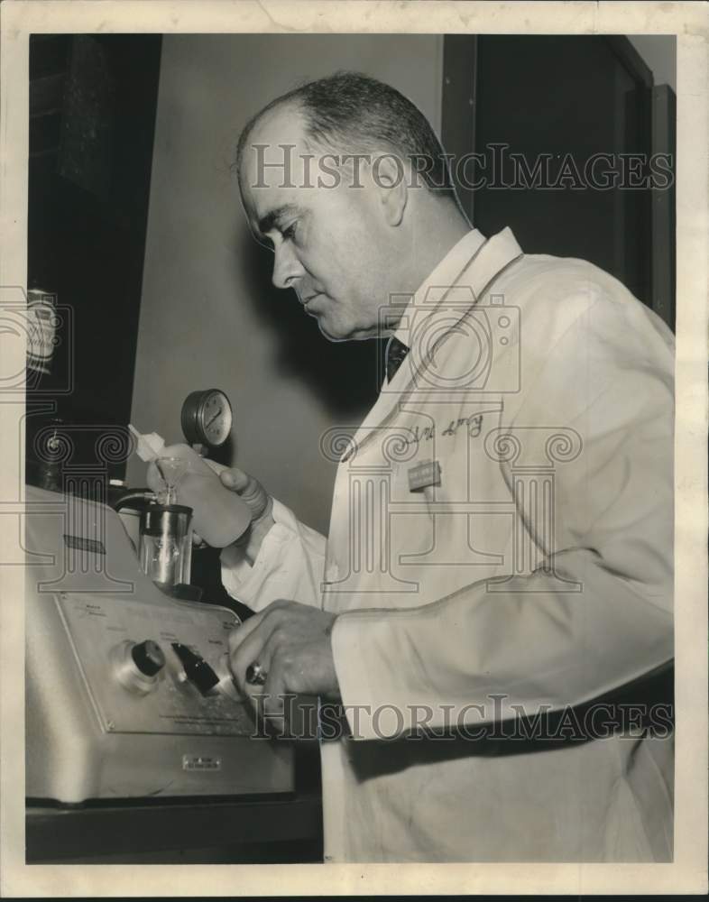 1967 Press Photo Dr. Lawrence E. Scheving Of Louisiana State University - Historic Images