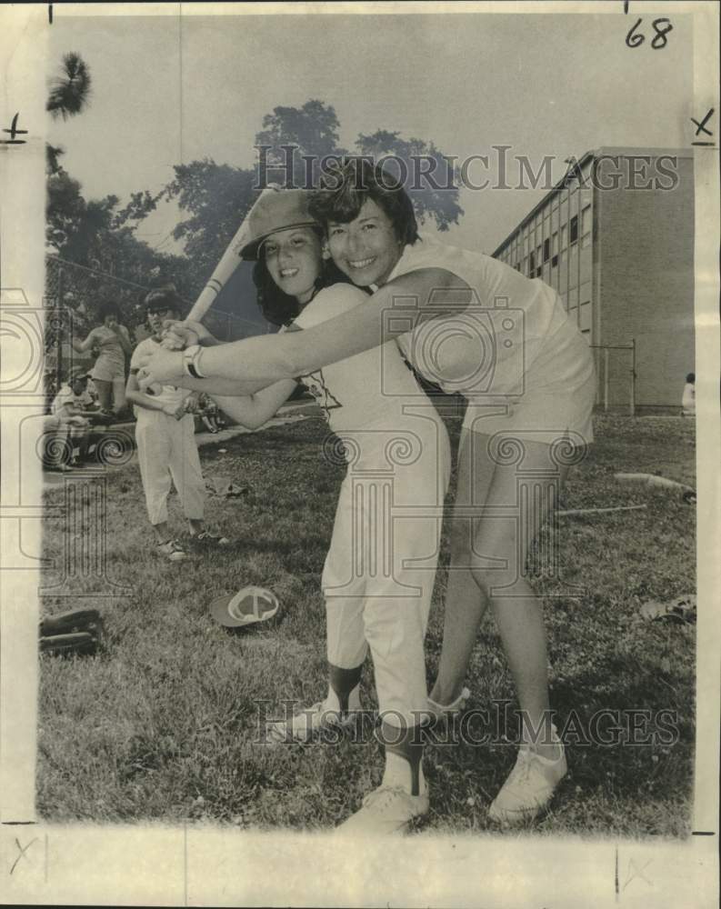 1977 Press Photo Eddy Rosen Helps Daughter Elizabeth To Bat, Jewish Center- Historic Images