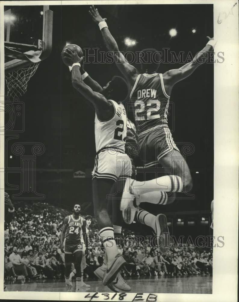 1978 Press Photo Truck Robinson Leaves John Drew Empty-Handed In Basketball Game - Historic Images