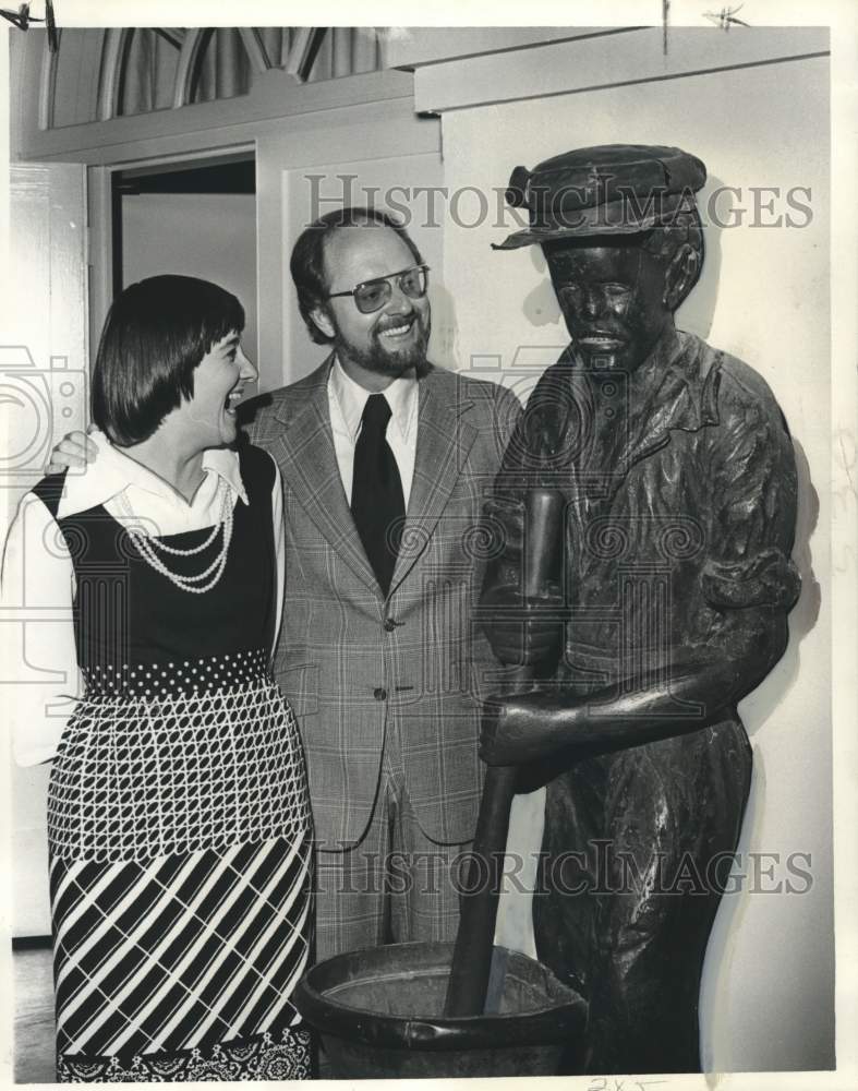 1974 Press Photo Mr. and Mrs. Robert H. Patterson examining a sculpture- Historic Images