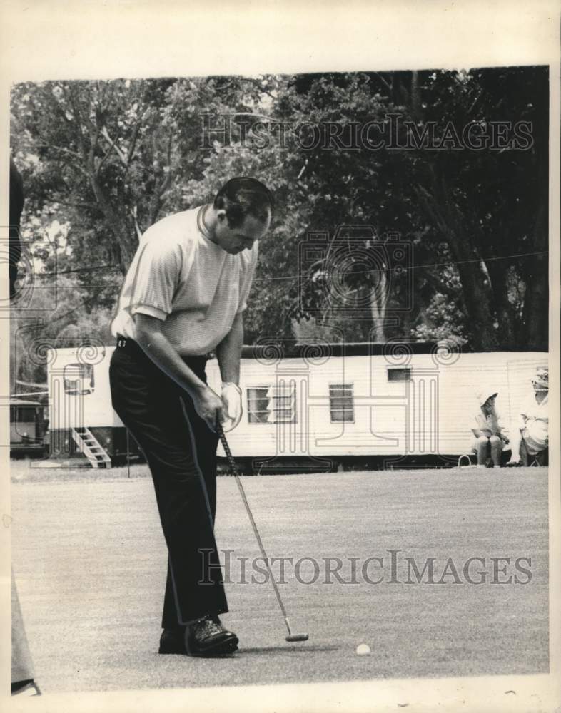 1968 Press Photo Johnny Pott, line up putt on No. 17 - noo58059- Historic Images