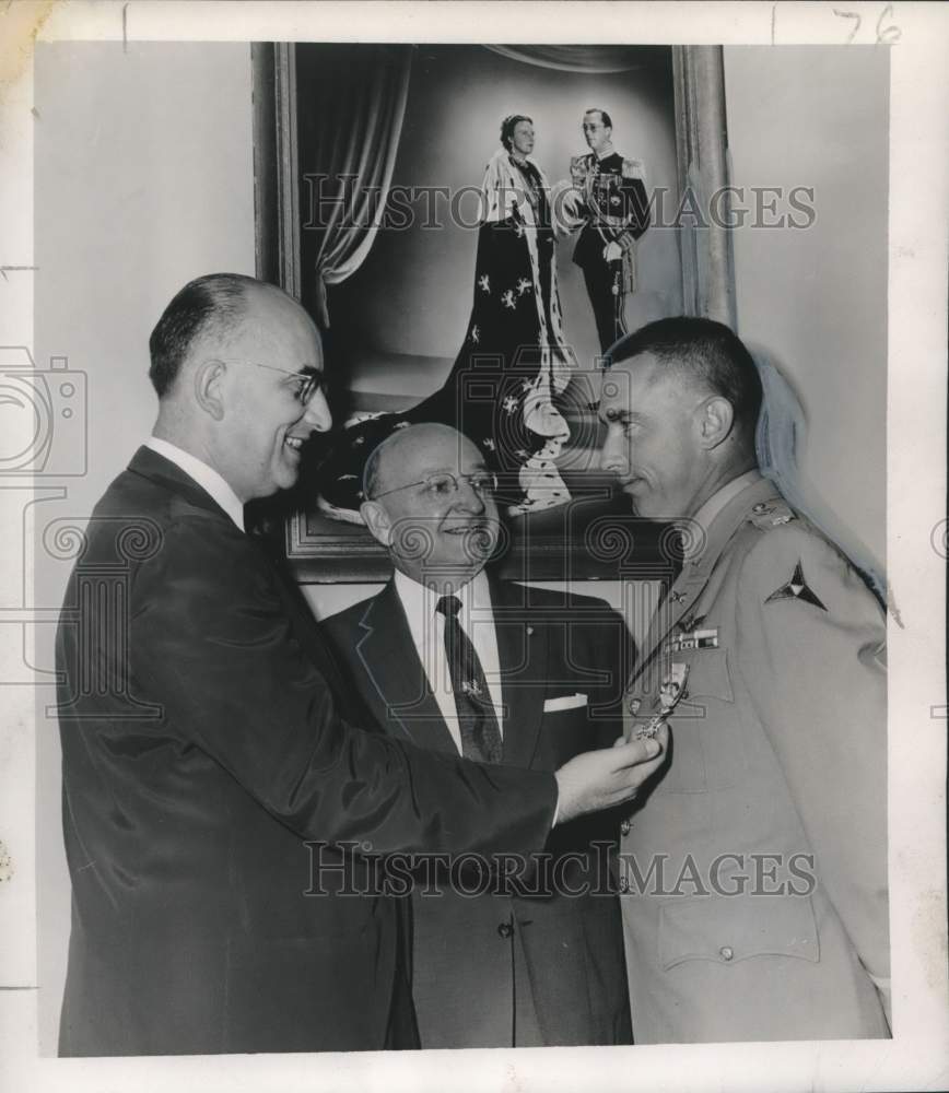 1955 Consul E.L. Hechtermans honors Major Vernon Lee Poynter-Historic Images