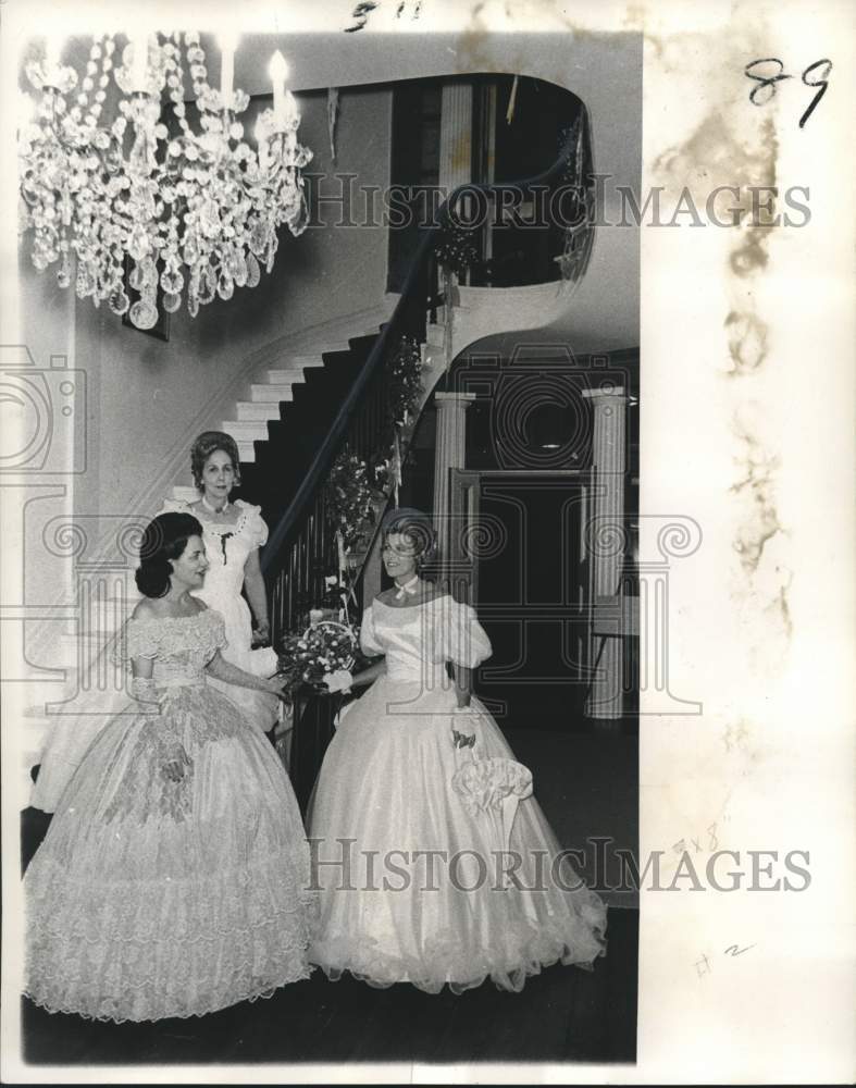 1971 Press Photo Attendees in Costume at Madewood Plantation Opera Reception - Historic Images