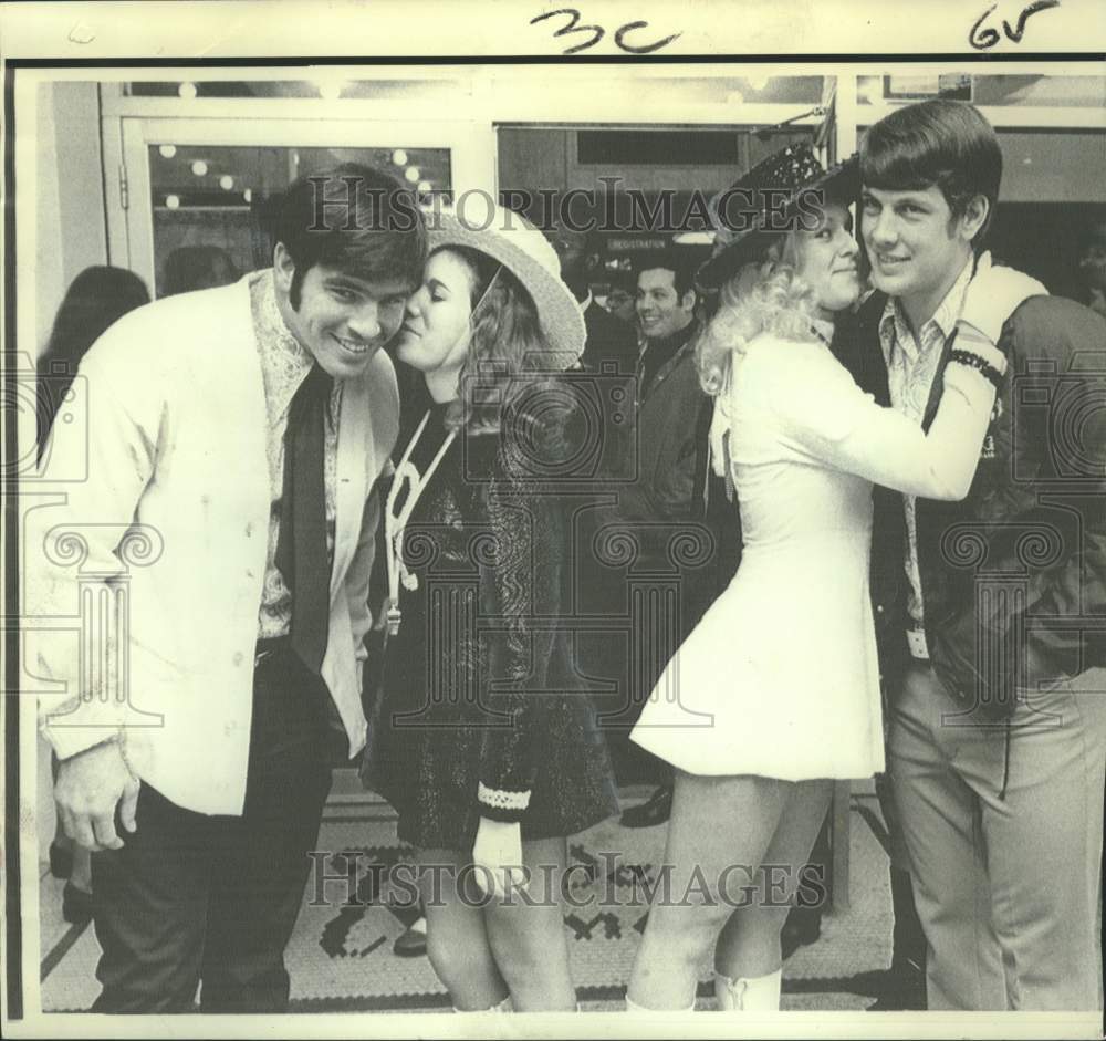 1971 Press Photo Louisiana Tech Players Welcomed To Texas For Pioneer Bowl - Historic Images