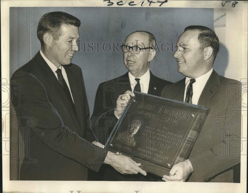 1967 Press Photo Presentation At Metropolitan New Orleans Safety Council Dinner - Historic Images