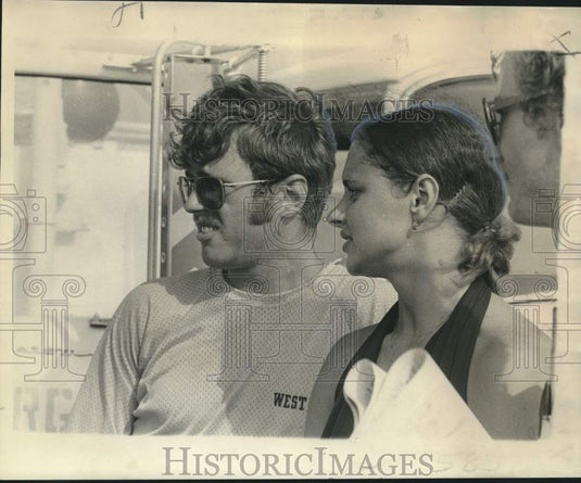 1974 Press Photo Steve & Kathy Robinson saw car plunge into lake - Historic Images