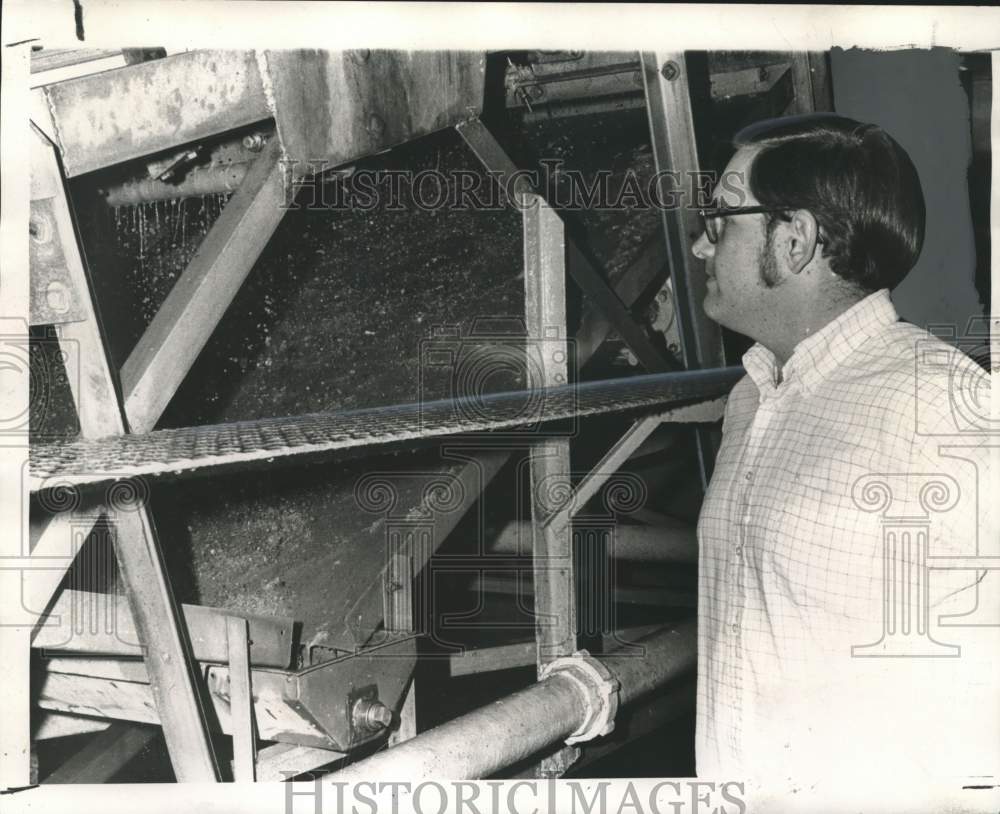 1970 President of Robinson Canning with shrimp washing machine - Historic Images