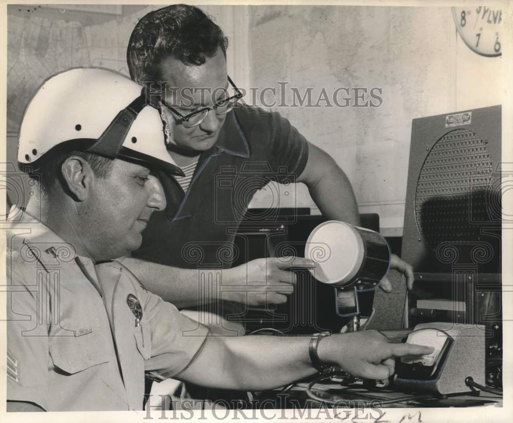 1962 Press Photo Harold Giarrusso and Robert Falcon display radar equipment - Historic Images