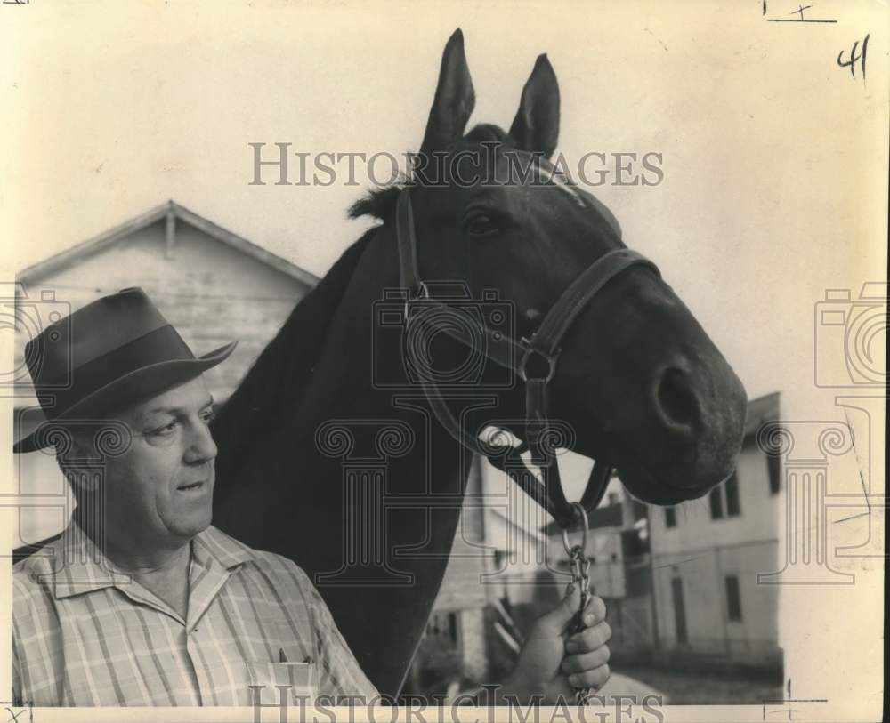 1963 Press Photo Orleans Doge with trainer Bill Ressegue at the Fair Grounds - Historic Images