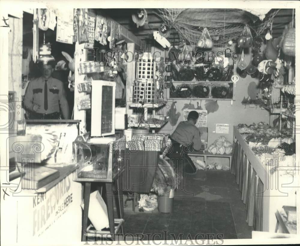 1967 Press Photo St. Tammany Parish sheriff search the Beachcomer Novelty Shop - Historic Images