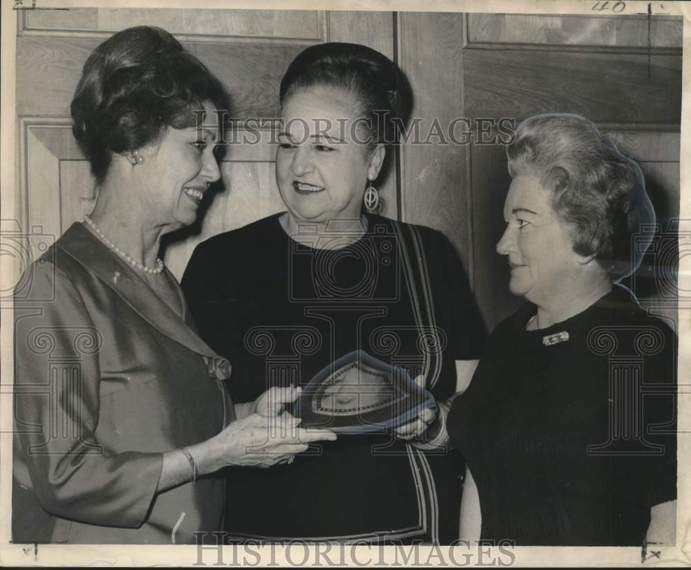 1967 Volunteers of the Women in Community Service hold a plaque-Historic Images