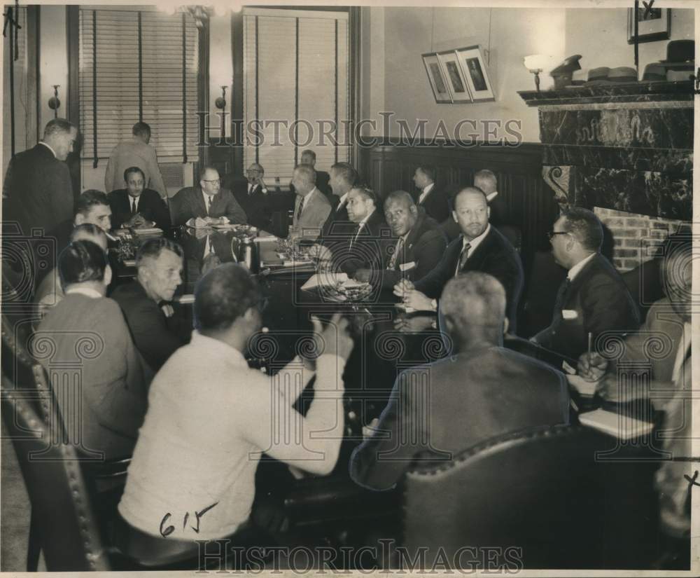 1965 Press Photo International Longshoremen meeting with Steamship Companies - Historic Images