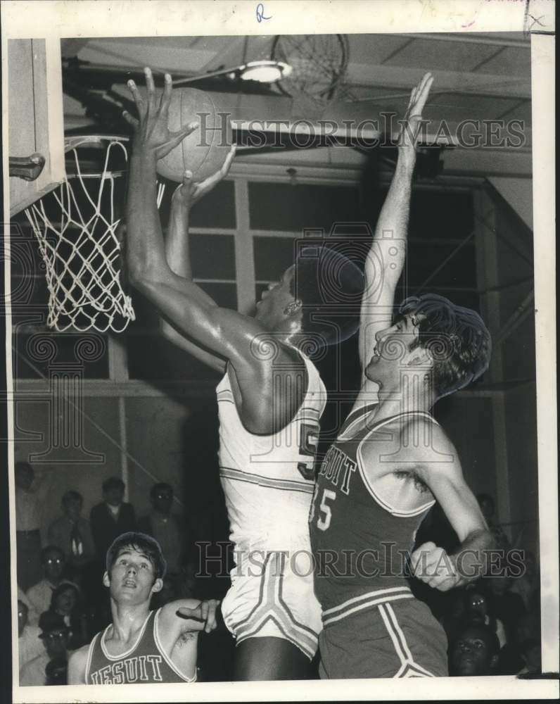 1970 Press Photo McDonogh&#39;s Bill Daniels against Jesuit&#39;s Phil Boudousquie - Historic Images