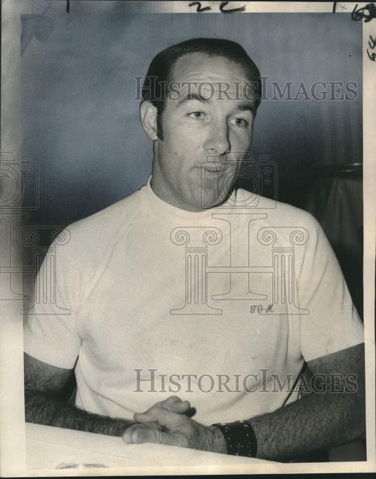 1971 Press Photo Tommy Mason talks about football retirement at Fontainebleau - Historic Images
