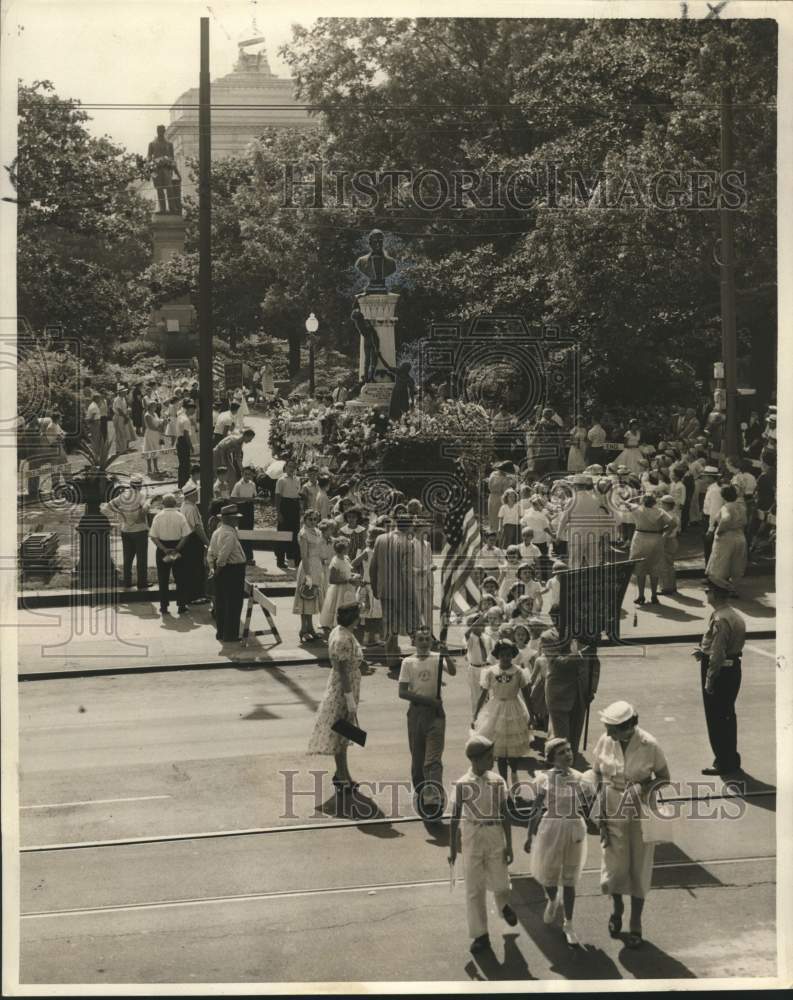 1955 Orleans public school children place flowers at McDonogh statue-Historic Images