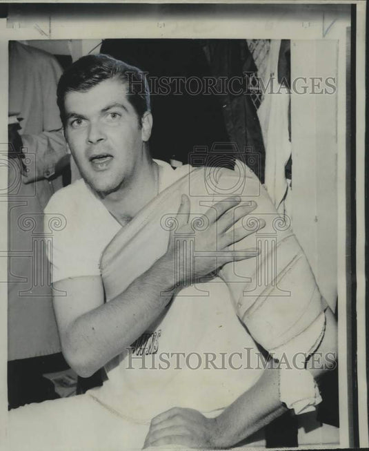 1968 Press Photo Cleveland Indians pitcher Sam McDowell ices his pitching arm - Historic Images