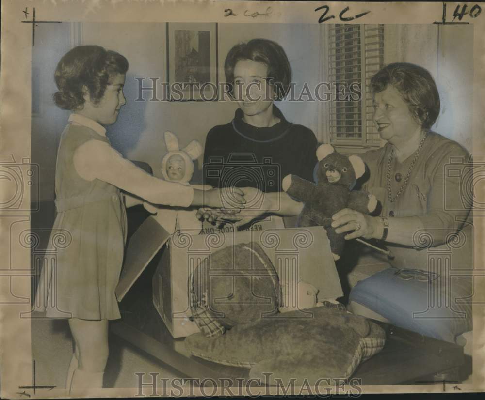 1964 Press Photo Toys shipped by National Council of Jewish Women for children - Historic Images