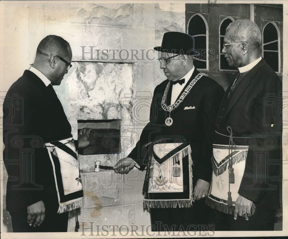 1964 Press Photo Ministers at cornerstone laying ceremony at church on Thalia - Historic Images