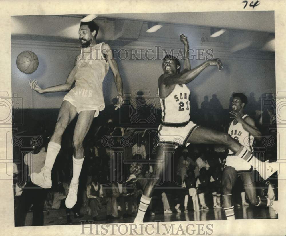 1978 Press Photo Basketball - Players from Xavier and SUNO during the game - Historic Images