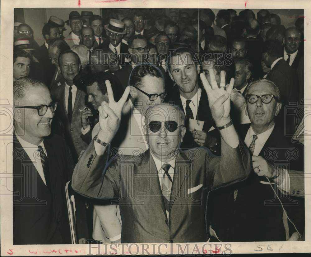 1965 Press Photo Louis J. Roussell purchases Federal Reserve Bank Building - Historic Images