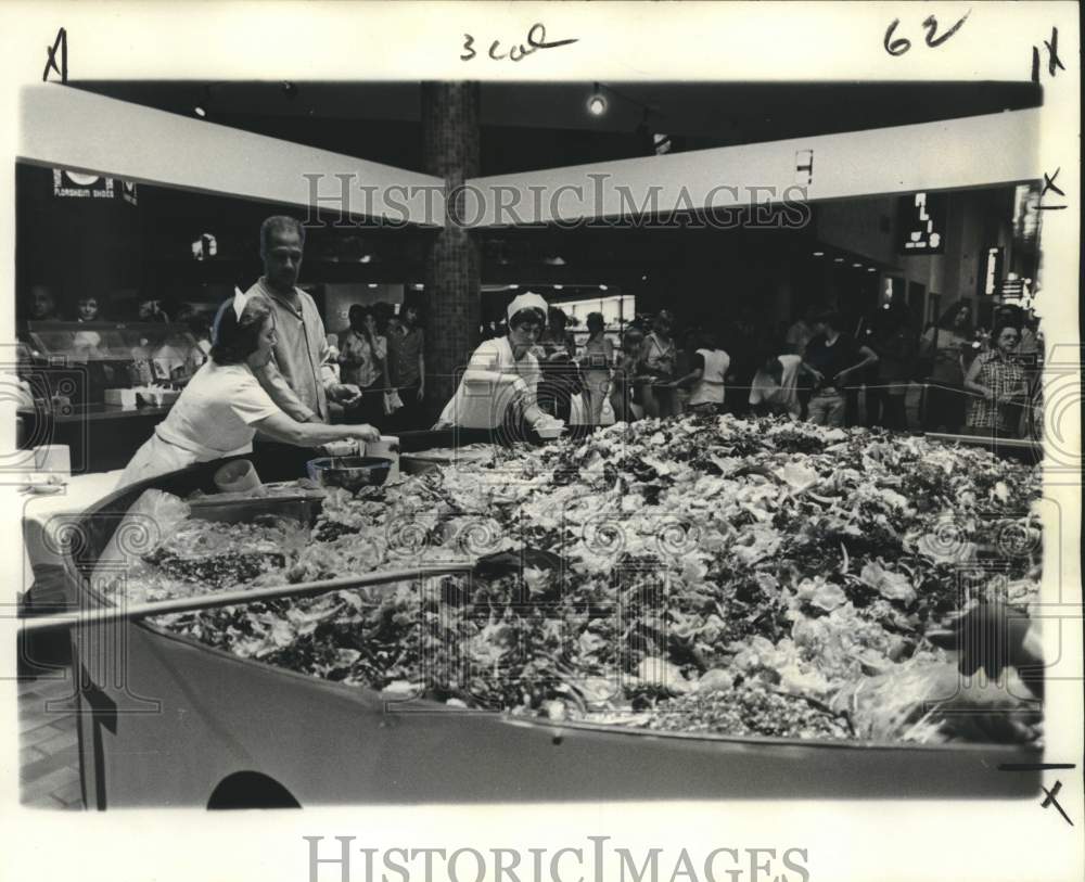 1975 Press Photo Whopper salad for Plaza in Lake Forest shoppers - noo59947- Historic Images