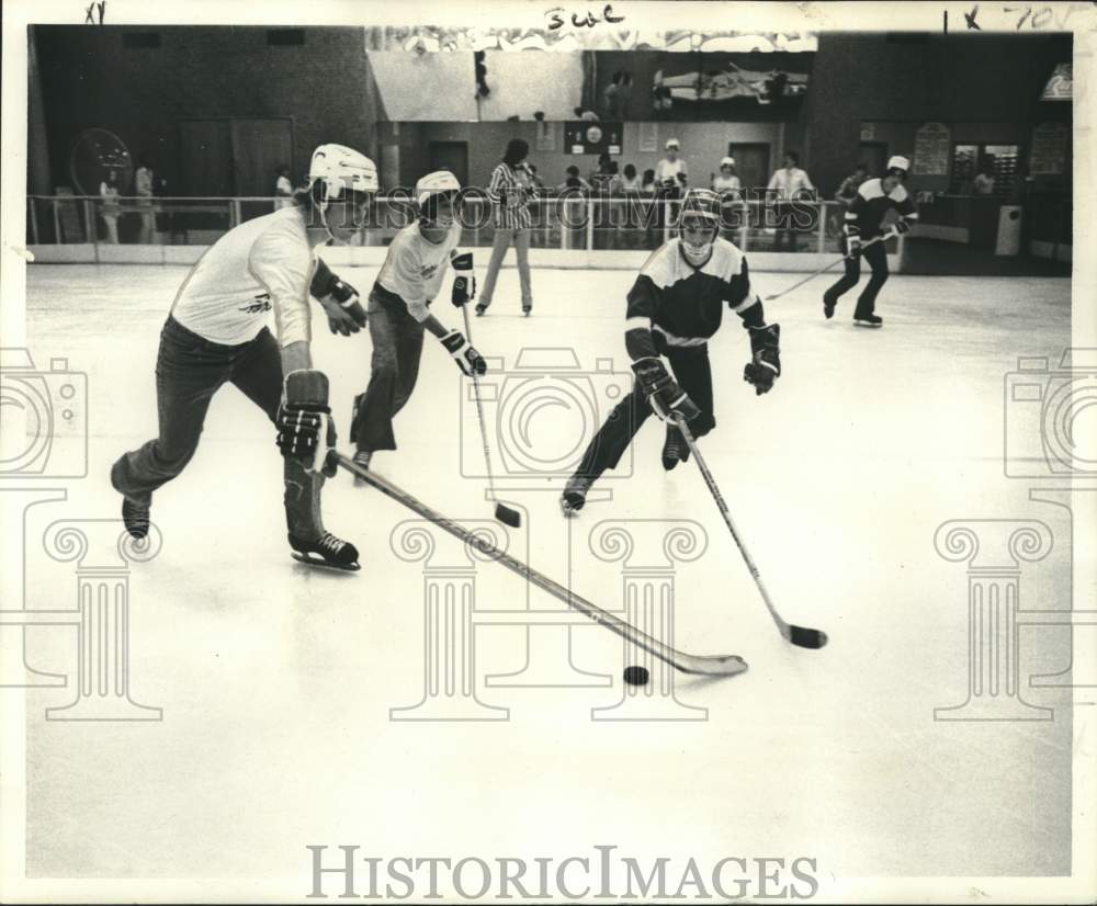 1975 Press Photo The Fiesta Plaza Ice Rink at Plaza in Lake Forest - noo59949 - Historic Images