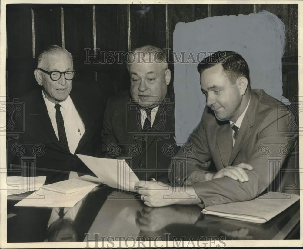 1966 Press Photo Dr. Thomas Pope discusses horticulture with nurserymen - Historic Images