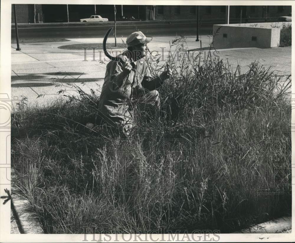 1968 States-Item police reporter Jack Dempsey clears police complex. - Historic Images