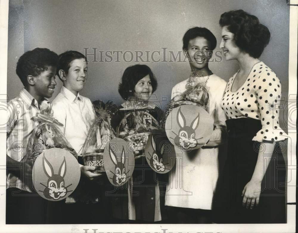 1971 Press Photo Belle Chasse State School hold Optimist Club Easter Baskets - Historic Images