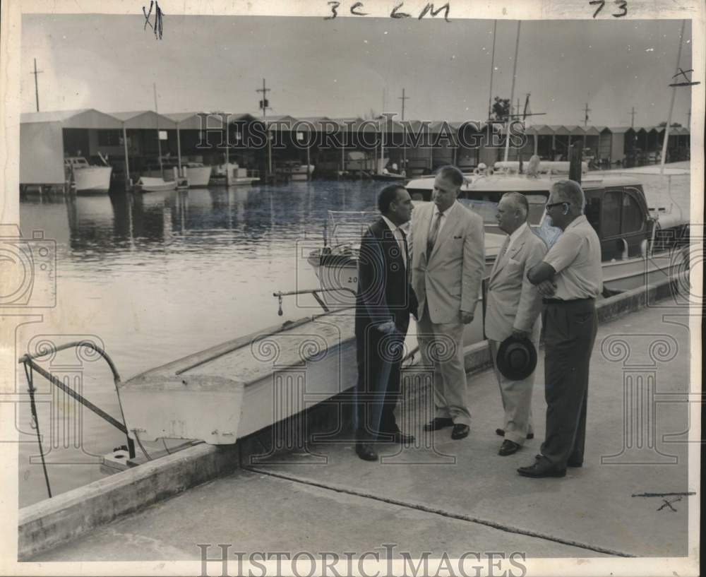 1960 Press Photo New Orleans committee meet at municipal yacht harbor - Historic Images