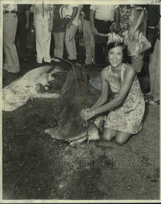 1975 Press Photo Debra Reid with Tail of 815-Pound Shark Caught During Rodeo- Historic Images