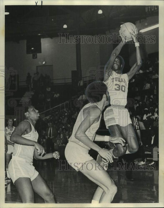 1974 Press Photo Tulane University basketball's Dave Renfroe aims for a shot- Historic Images