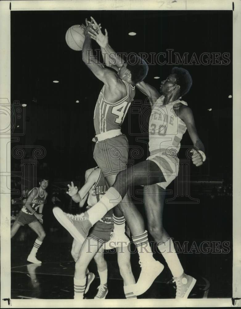 1974 Press Photo Dave Renfroe, Tulane basketball player, attempts rebound - Historic Images