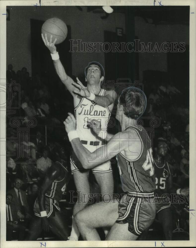 1969 Press Photo Tulane basketball guard Ned Reese drives toward Pat Biber- Historic Images