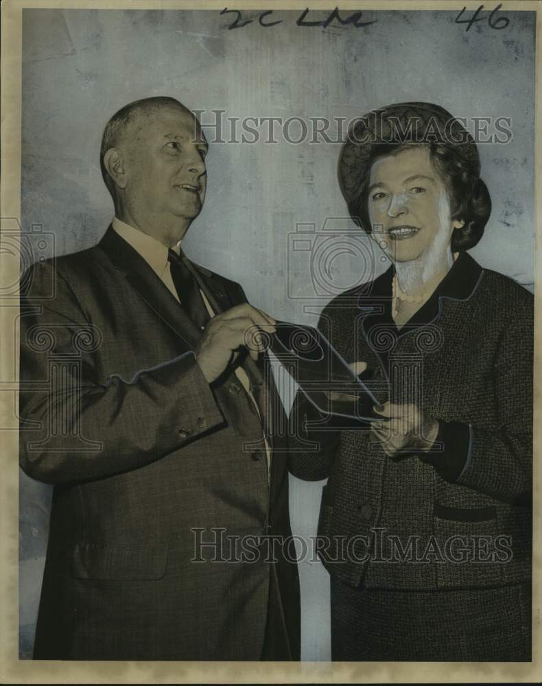 1966 Science writer Pddine Schoenberger accepts plaque-Historic Images