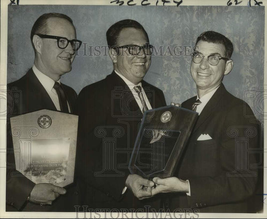 1967 Press Photo Philip A. Reidenauer of Metropolitan Safety Council & awardees - Historic Images
