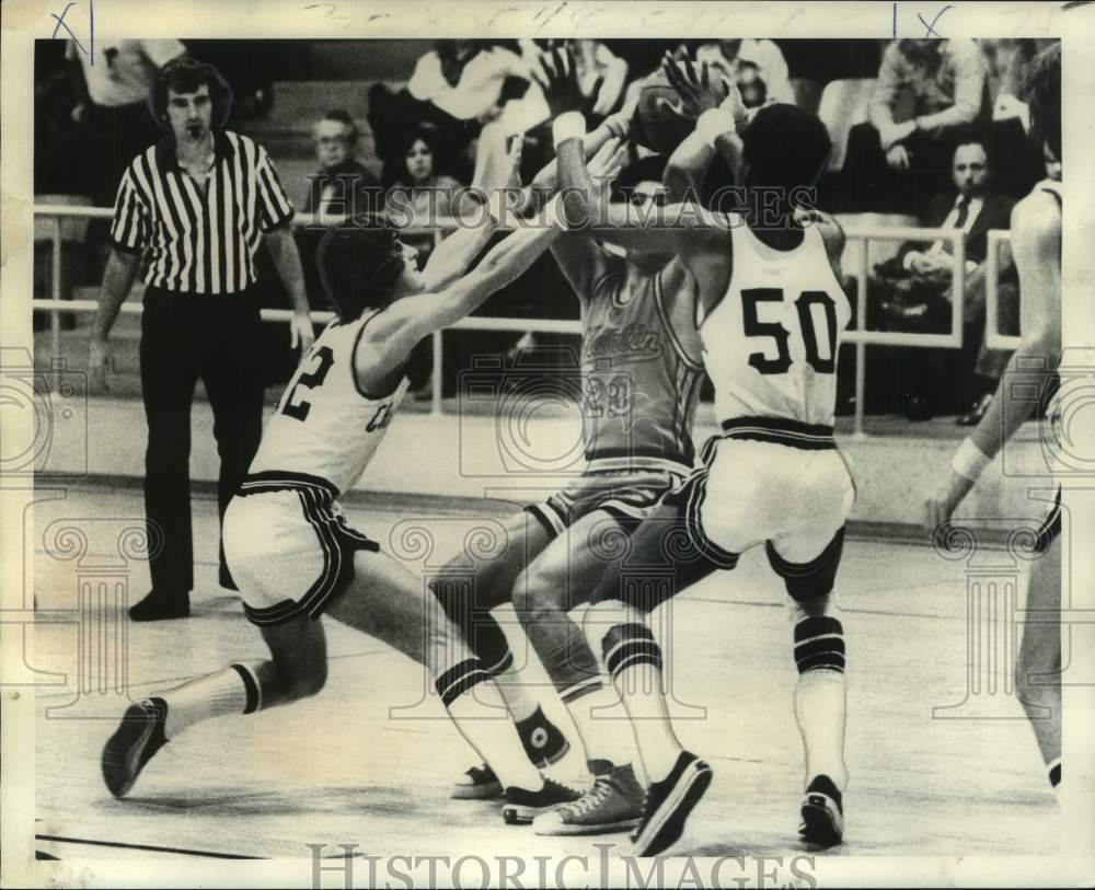 1974 Press Photo Brother Martin guard Donald Newman trapped by Owls defenders - Historic Images